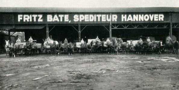 1900 circa, Spedition Bäte, Hannover, Bachstraße 3 in der Nordstadt, Pferdefuhrwerke mit Kutschern