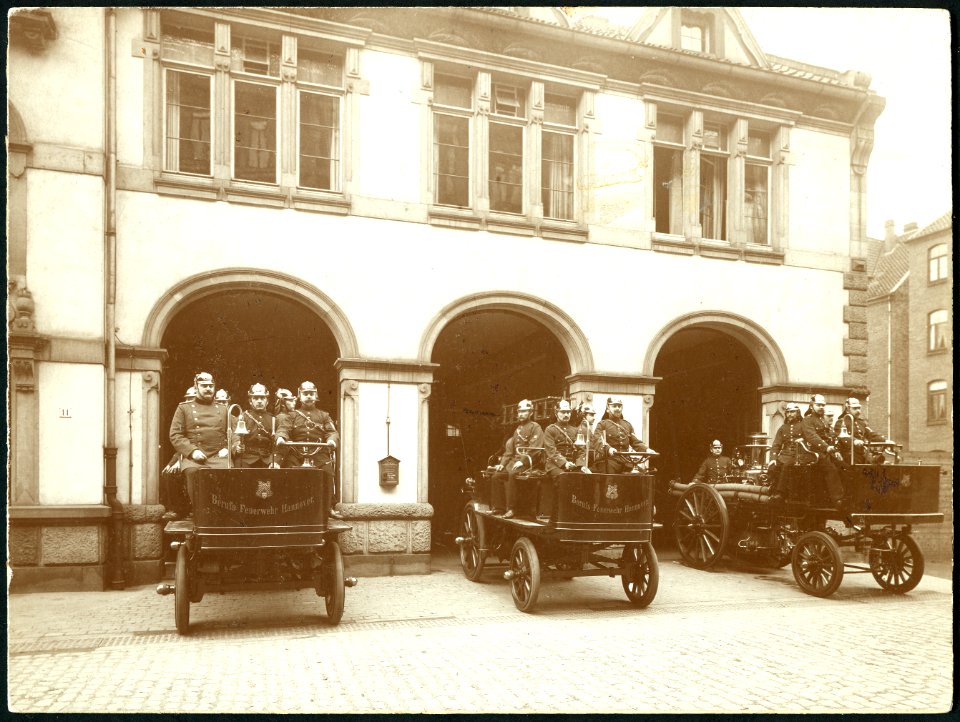 1902-04 Erster automobiler Feuerlöschzug der Welt, Jugendzentrum Feuerwache II, Im Kleinen Felde Hannover-Nordstadt, Feuerwehrmuseum Hannover, Auszug Bildseite