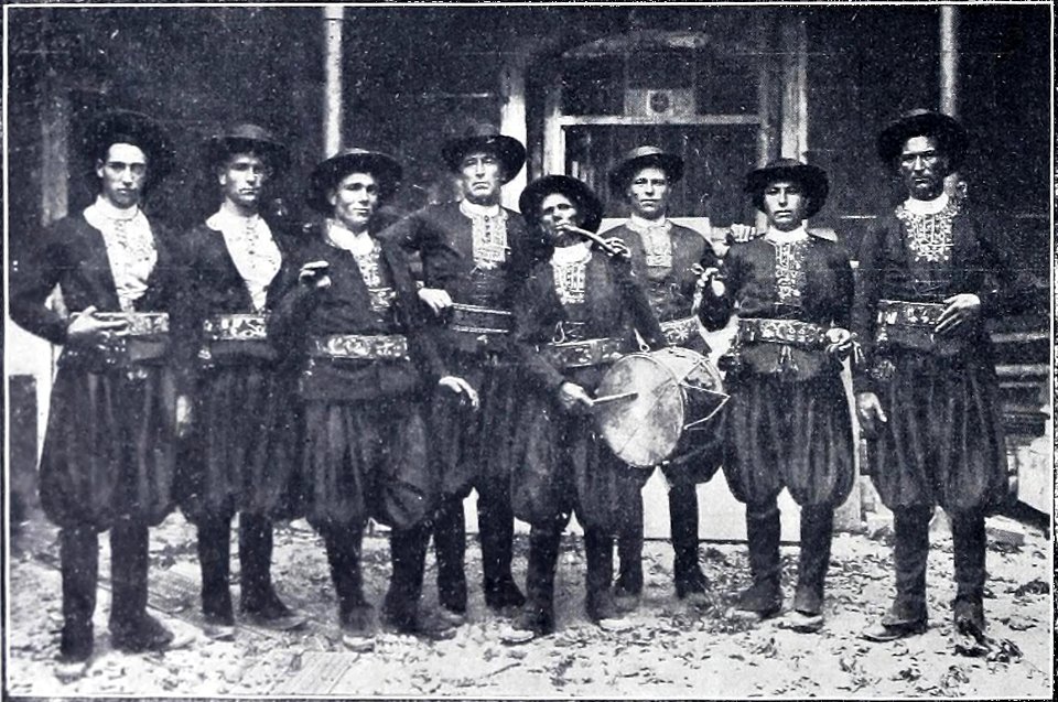 1902-08-16, Blanco y Negro, León, Comisión de maragatos que salió a recibir a Alfonso XIII, Cifuentes