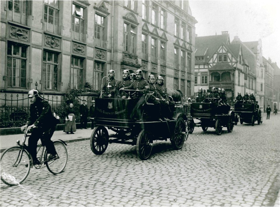 1902-02-19 Erster automobiler Feuerlöschzug der Welt, mit Fahrrad, Jugendzentrum Feuerwache II, Im Kleinen Felde Hannover-Nordstadt, Dank an Feuerwehrmuseum Hannover
