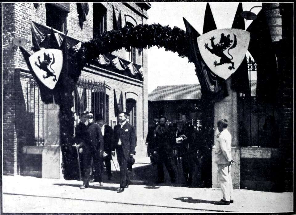 1902-08-16, Blanco y Negro, El rey al salir de «La Papelera Leonesa» acompañado del señor Merino, Cifuentes