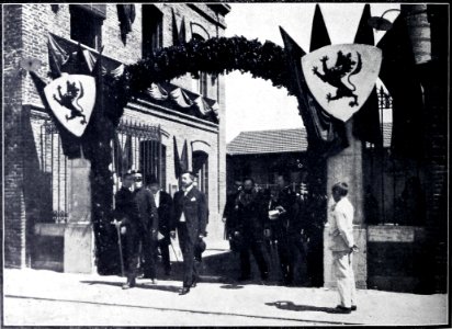 1902-08-16, Blanco y Negro, El rey al salir de «La Papelera Leonesa» acompañado del señor Merino, Cifuentes photo