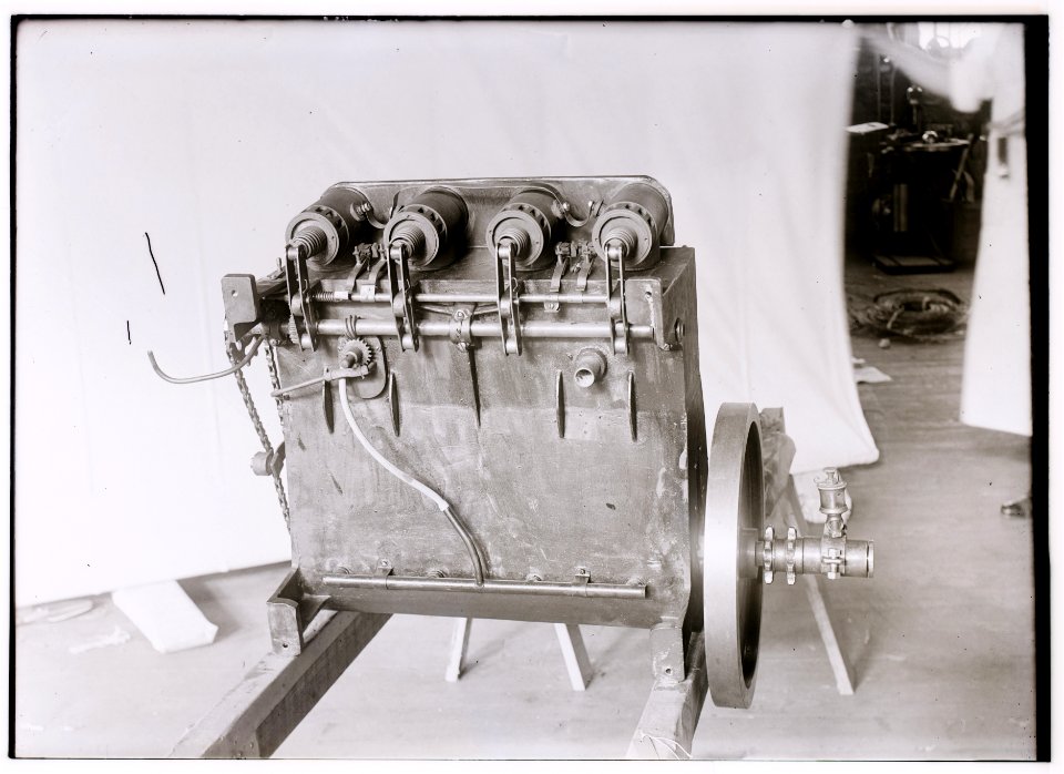 1903 Wright Flyer horizontal 4-cylinder engine underside