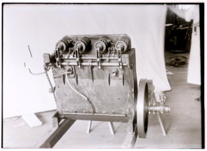 1903 Wright Flyer horizontal 4-cylinder engine underside