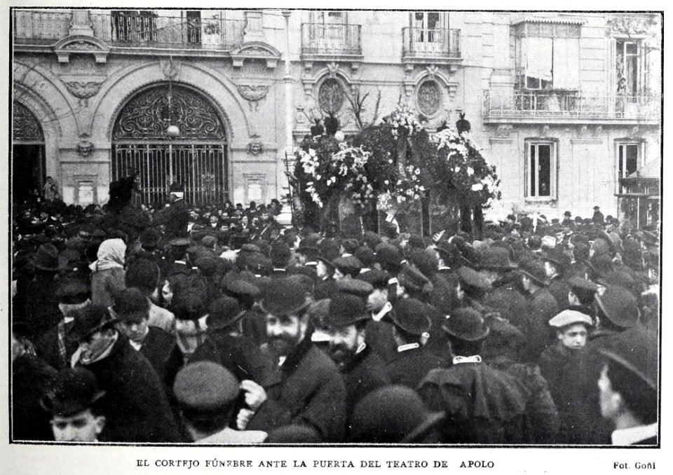 1906-03-03, Blanco y Negro, El cortejo fúnebre de Manuel Fernández Caballero ante la puerta del Teatro de Apolo, Goñi