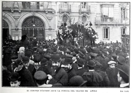 1906-03-03, Blanco y Negro, El cortejo fúnebre de Manuel Fernández Caballero ante la puerta del Teatro de Apolo, Goñi