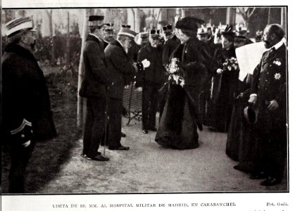 1907-01-12, Blanco y Negro, Visita de sus majestades al Hospital Militar de Madrid, en Carabanchel, Goñi photo