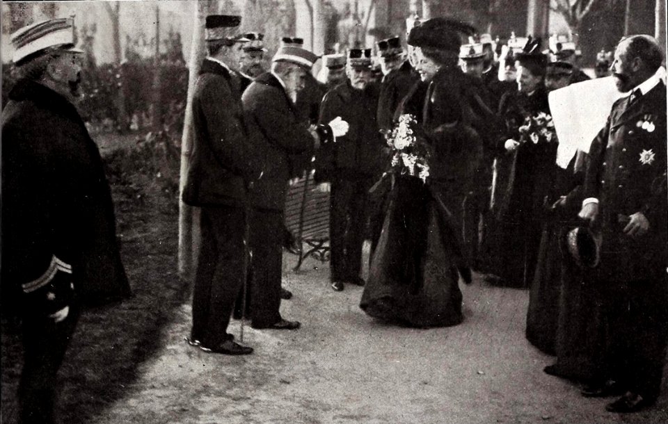 1907-01-12, Blanco y Negro, Visita de sus majestades al Hospital Militar de Madrid, en Carabanchel, Goñi (cropped)