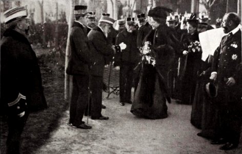 1907-01-12, Blanco y Negro, Visita de sus majestades al Hospital Militar de Madrid, en Carabanchel, Goñi (cropped) photo