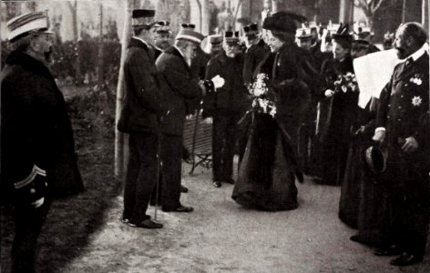 1907-01-12, Blanco y Negro, Visita de sus majestades al Hospital Militar de Madrid, en Carabanchel, Goñi (cropped)
