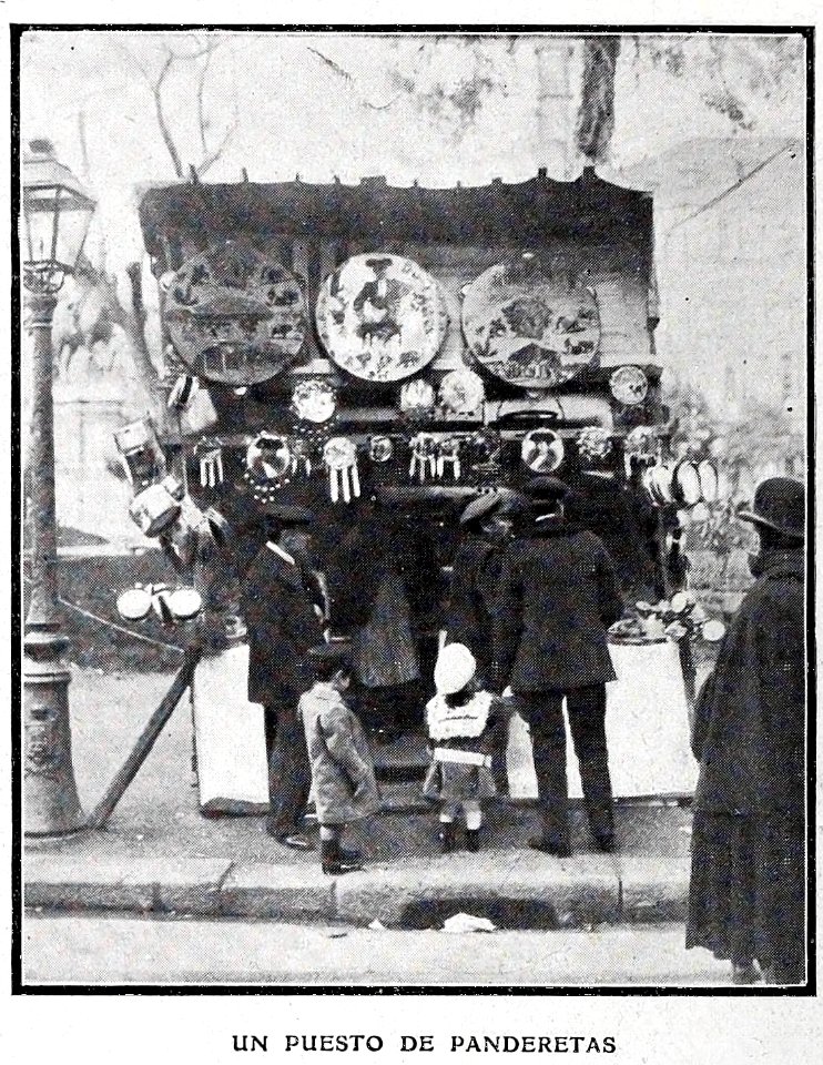 1907-12-28, Blanco y Negro, El comercio callejero en las Pascuas, Goñi (cropped) Un puesto de panderetas