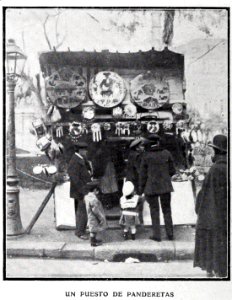 1907-12-28, Blanco y Negro, El comercio callejero en las Pascuas, Goñi (cropped) Un puesto de panderetas photo