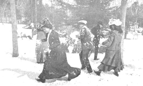 1907-02-14, Nuevo Mundo, La nieve en Madrid, Campúa (cropped) Jóvenes librando una batalla en el Retiro con proyectiles de nieve
