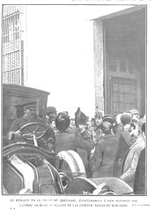 1908-04-23, Actualidades, El público en la calle de Quiñones, ovacionando a don Alfonso XIII cuando salía de la iglesia de las Comendadoras de Santiago, Cifuentes