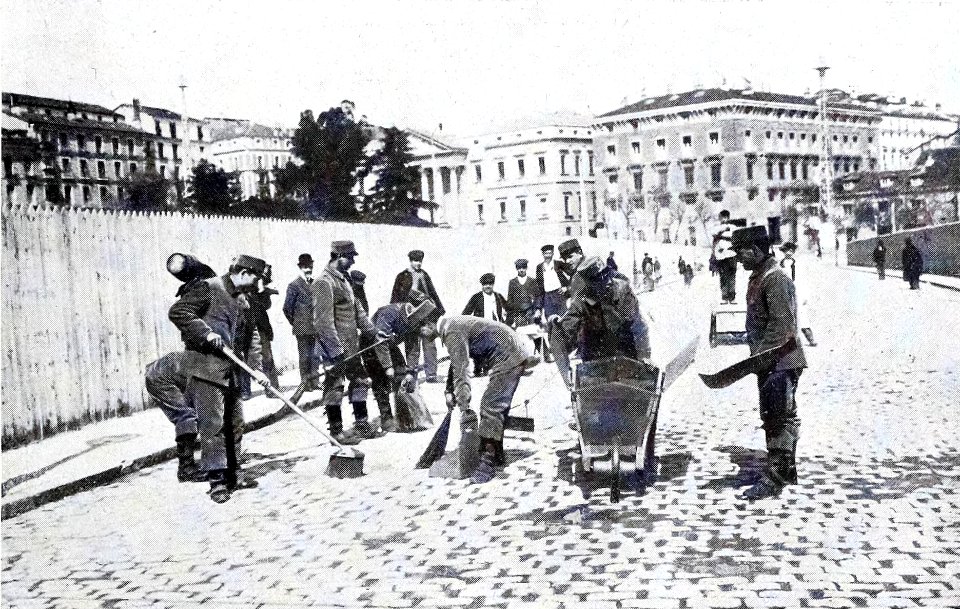 1908-03-28, Blanco y Negro, Servicios municipales, Alba (cropped) Nuevo uniforme y útiles nuevos para la limpieza de las calles de los barrenderos de la villa