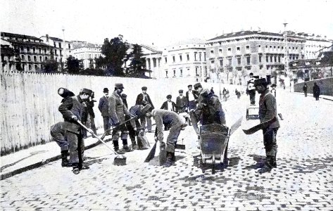 1908-03-28, Blanco y Negro, Servicios municipales, Alba (cropped) Nuevo uniforme y útiles nuevos para la limpieza de las calles de los barrenderos de la villa photo