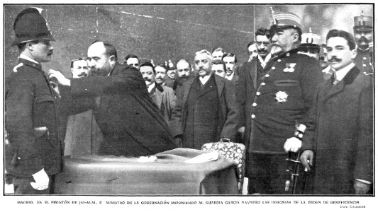 1908-04-16, Actualidades, Madrid, en el frontón de Jai-Alai, el ministro de la Gobernación imponiendo al guardia civil García Navaro las insignias de la Orden de Beneficiencia, Cifuentes