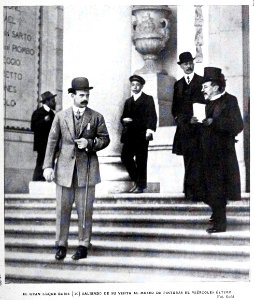 1908-04-04, Blanco y Negro, El gran duque Boris saliendo de su visita al Museo de Pinturas el miércoles último, Goñi