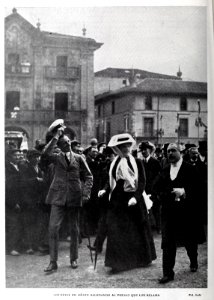 1908-09-26, Blanco y Negro, Los reyes en Oñate saludando al pueblo que los aclama, Goñi