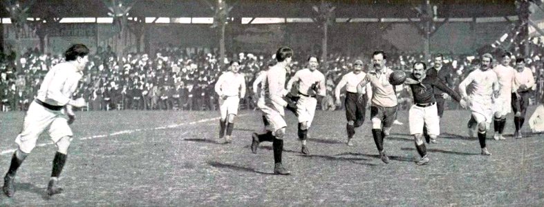 1909 (4 avril), Giaccardy sur le point d'être plaqué passe le ballon à un de ses coéquipiers bordelais (Stade des Ponts Jumeaux)