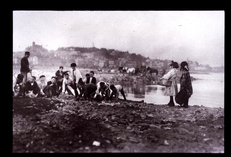 1909 LewisHine Boston children dumps