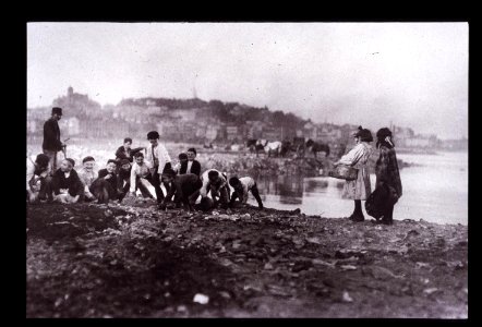 1909 LewisHine Boston children dumps