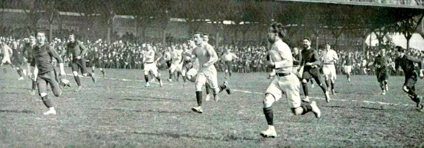 1909 (4 avril), attaque de Leuviette et des avants du Stade bordelais, en finale du championnat (Stade des Ponts Jumeaux)