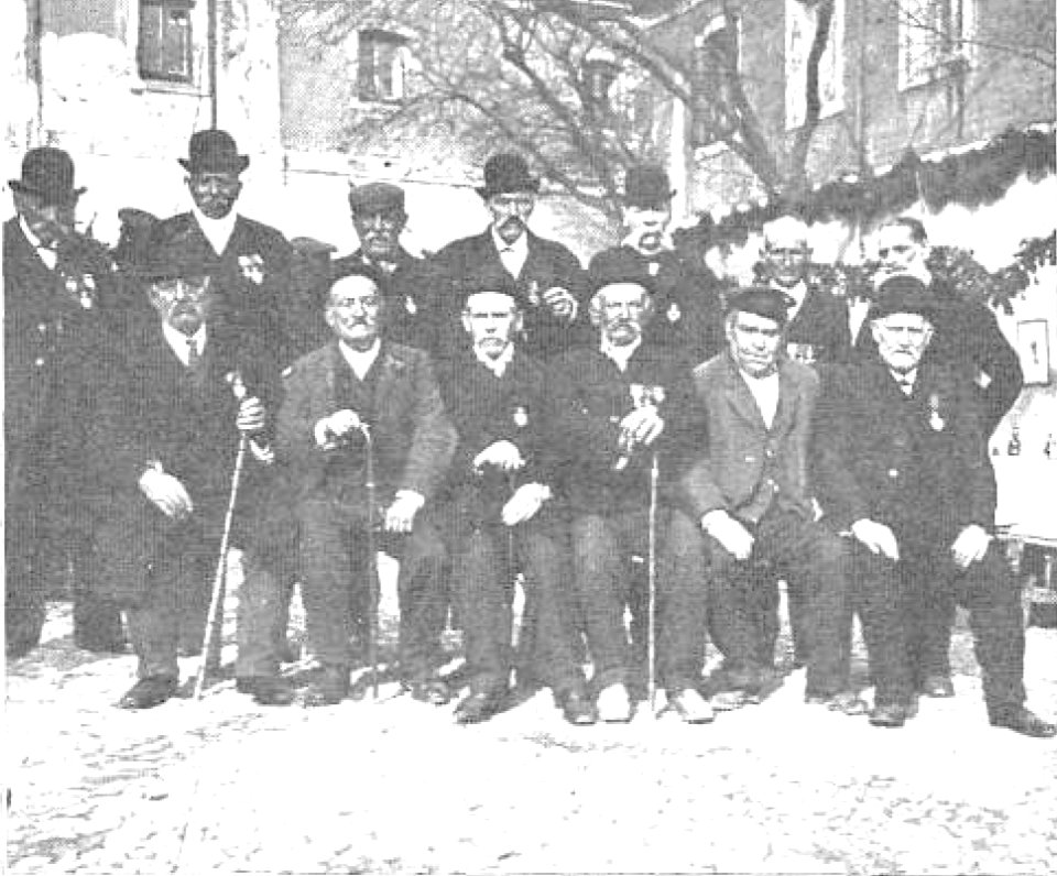 1909-03-31, Actualidades, Madrid, Fiesta en el cuartel de los Docks, Cifuentes (cropped) Grupo de veteranos que sirvieron en el batallón de Wad-Ras