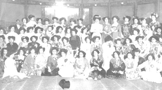 1909-02-24, Actualidades, Carnaval de 1909 en Madrid (cropped) Grupo de señoritas con disfraces que concurrieron al baile celebrado en el skating del Ideal Polistilo, Cifuentes