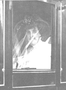 1909-06-23, Actualidades, Boda de Miguel Maura, Cifuentes (cropped) La señorita de López de Carrizosa al llegar a la iglesia