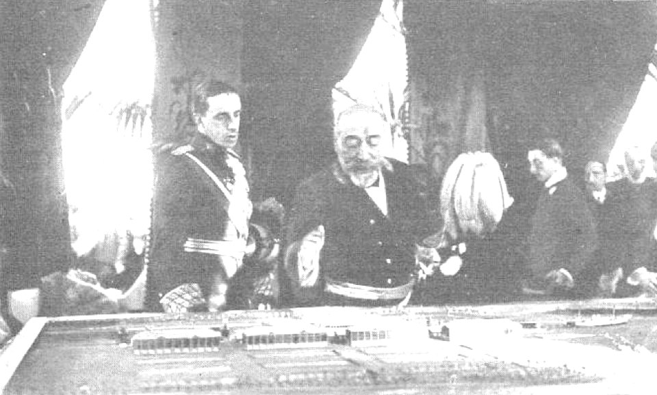 1909-03-31, Actualidades, Sevilla, Mejora trascendental, Inauguración de la Corta de Tablada (cropped) El ingeniero director, Luis M.ª Molini, enseñando al rey el plano en relieve del futuro puerto de Sevilla, Goñi