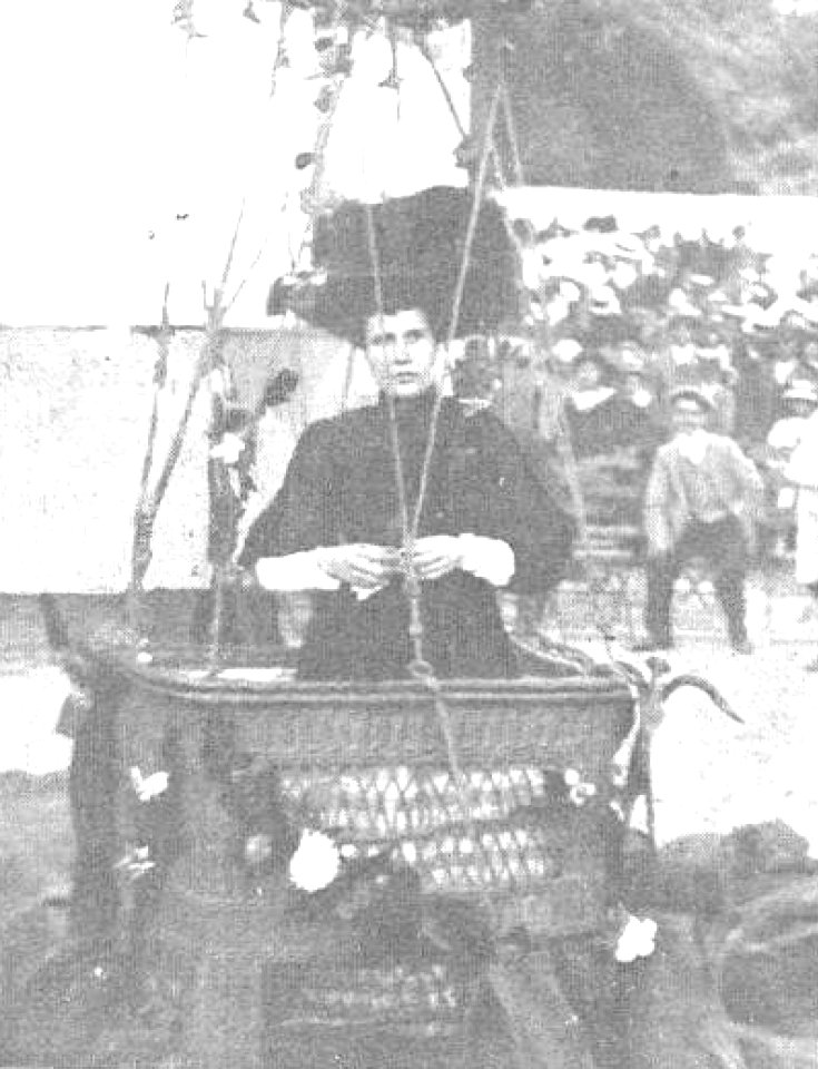 1909-06-30, Actualidades, Varias notas de actualidad, Madrid, La aeronauta señorita Corominas en la barquilla del globo con el cual ha verificado dos ascensiones, Cifuentes (cropped)