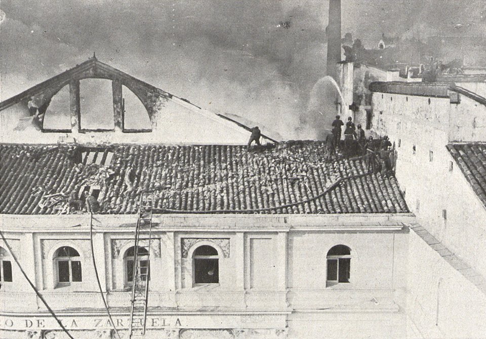 1909-11-14, El Teatro, Incendio del Teatro de la Zarzuela, Cifuentes (cropped) incendio desde la fachada principal