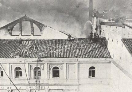 1909-11-14, El Teatro, Incendio del Teatro de la Zarzuela, Cifuentes (cropped) incendio desde la fachada principal