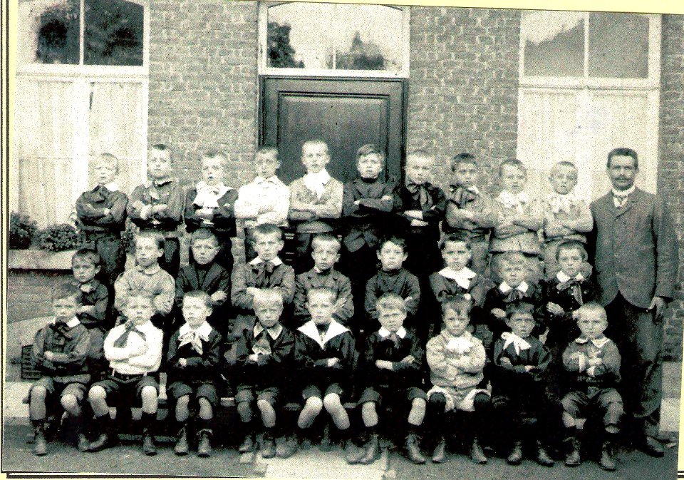1910 (sans certitude) Classe de Monsieur Jules MONNOM à l'Ecole Communale