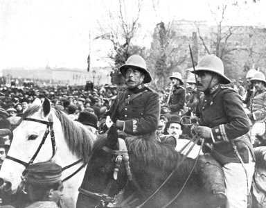 1910-01-27, Actualidades, La entrada de la brigada de cazadores en Madrid, Cifuentes (cropped) El general Tovar, jefe de la división, y el teniente coronel de Estado Mayor y sus ayudantes entrando en Madrid al frente de las tropas photo