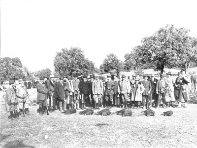 1910-01-27, Actualidades, Cacería regia en El Pardo, Goñi (cropped) Alfonso XIII y los cazadores que le acompañaron contemplando las piezas cobradas