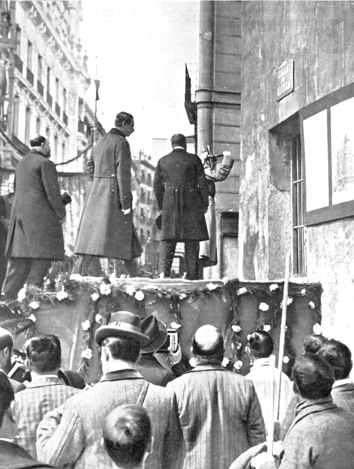 1910-04-07, Actualidades, Alfonso XIII en el momento de dar el primer piquetazo en la rectoral de San José inaugurando los derribos de la Gran Vía, Alba (cropped)