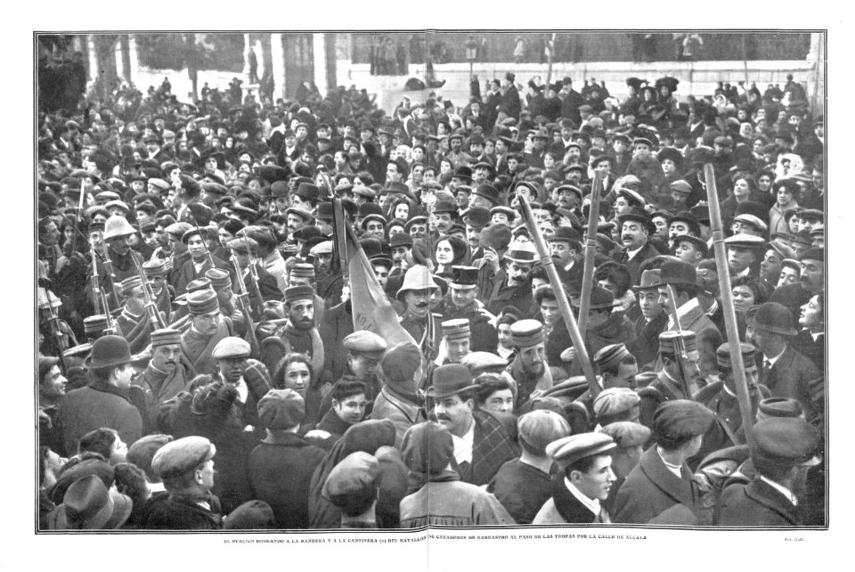 1910-01-27, Actualidades, El público rodeando a la bandera y a la cantinera (x) del batallón de cazadores de Barbastro al paso de las tropas por la calle de Alcalá, Goñi