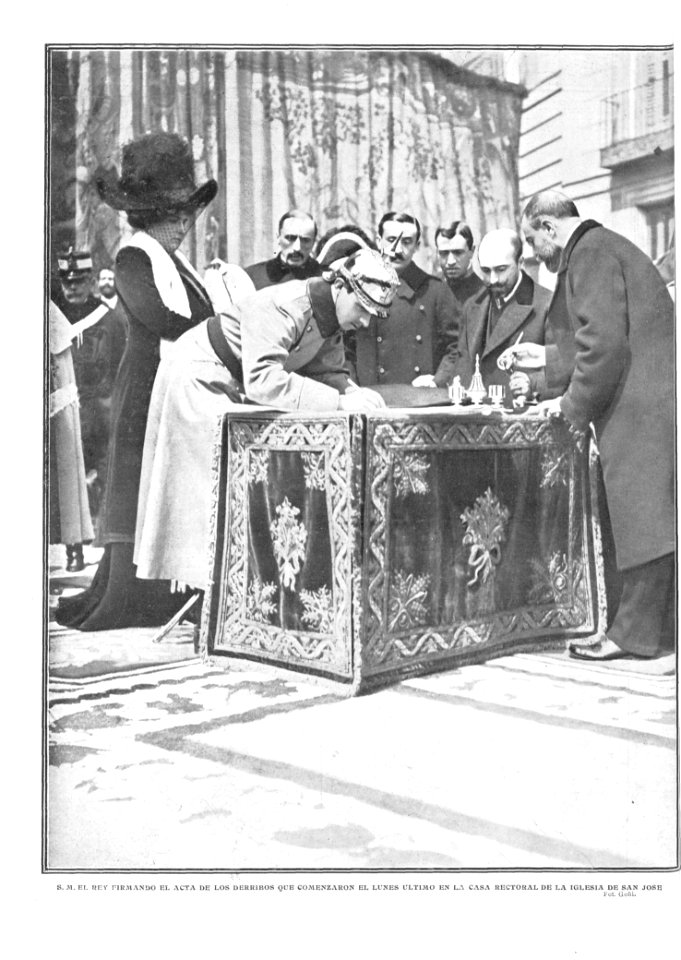 1910-04-07, Actualidades, El rey firmando el acta de los derribos que comenzaron el lunes último en la casa rectoral de la iglesia de San José, Goñi