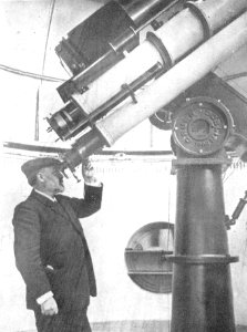 1910-02-03, Actualidades, El cometa de Halley, El director del Observatorio astronómico, Sr. Iñíguez, observando el cometa por la gran ecuatorial fotográfica, Alba (cropped)