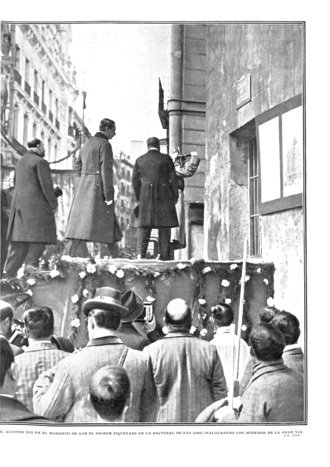 1910-04-07, Actualidades, Alfonso XIII en el momento de dar el primer piquetazo en la rectoral de San José inaugurando los derribos de la Gran Vía, Alba