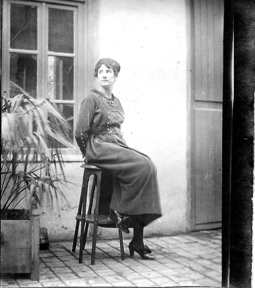 1910-Alexine dans la cour de Mauléon