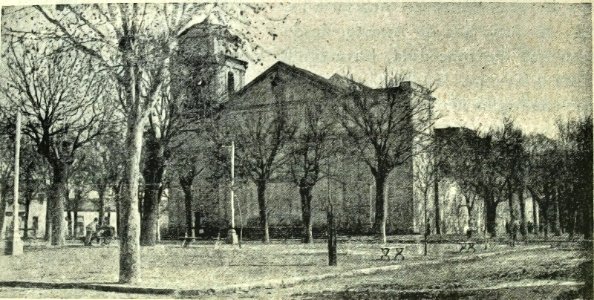 1910. Iglesia y plaza