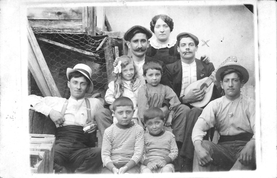 1910-Victor Galabert jouant de la mandoline