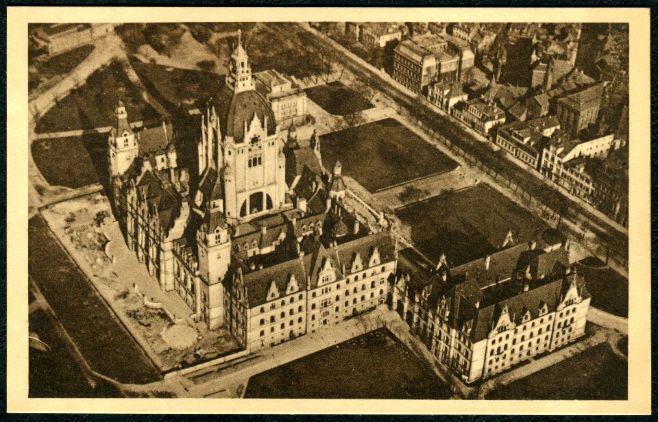 1912-03-23 Hannover, Blick auf das neue Rathaus aus 200 m Höhe, Ballon-Aufnahme Wilhelm Riedel, Bildseite