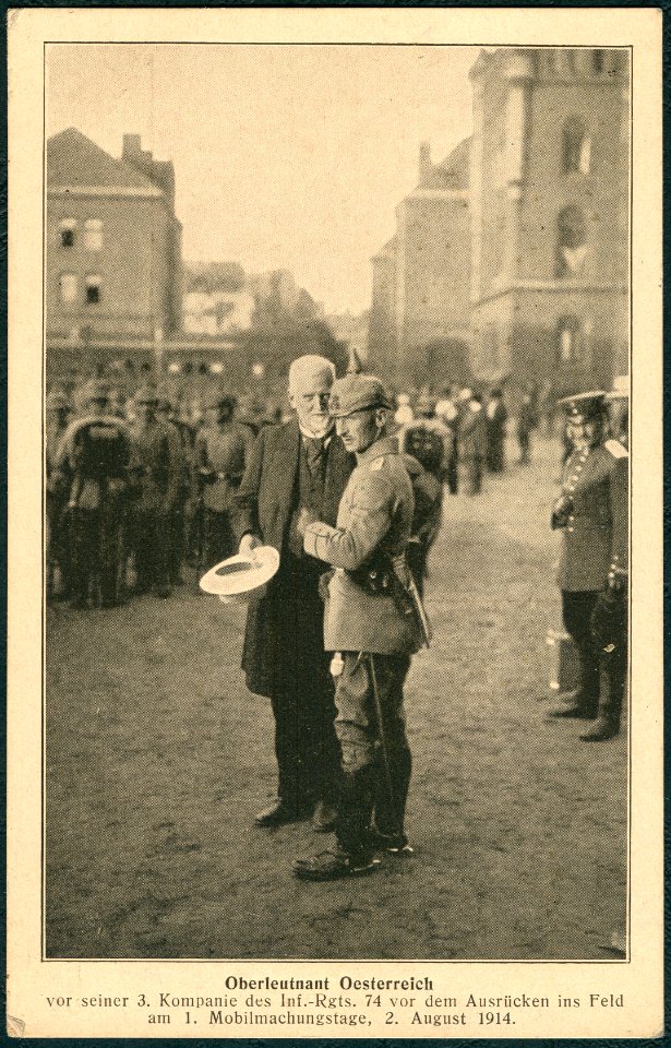 1914-08-02 Mobilmachung Erster Weltkrieg Welfenplatz Hannover (110) Oberleutnant Oesterreich vor seiner 3. Kompanie des Infanterie-Regiments 74 vor dem Ausrücken ins Feld