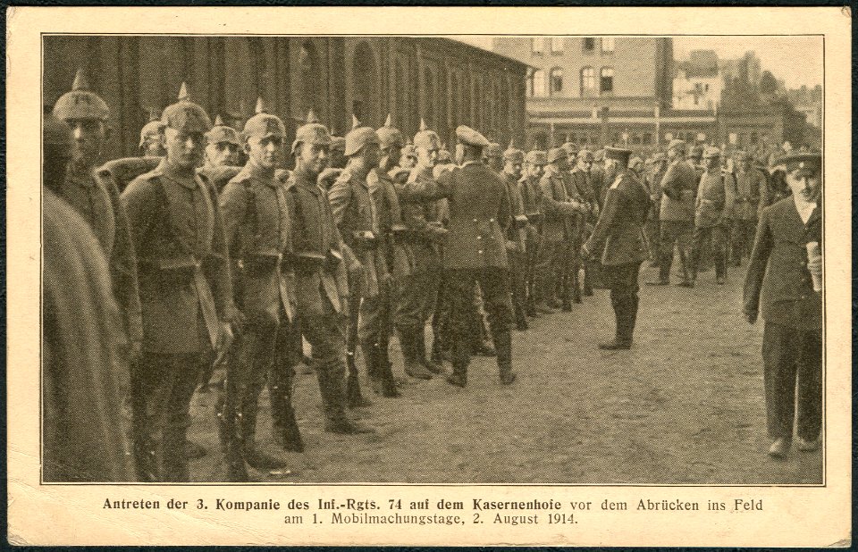 1914-08-02 Mobilmachung Erster Weltkrieg Welfenplatz Hannover (116) Antreten der 2. und 3. Kompanie des Infanterie-Regiments auf dem Kasernenhof vor dem Abrücken ins Feld