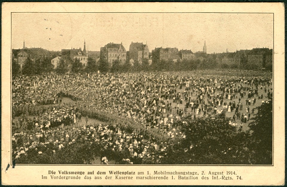 1914-08-02 Mobilmachung Erster Weltkrieg Welfenplatz Hannover (124) Die Volksmenge und das aus der Kaserne marschierende 1. Bataillon des Infanterie-Regiments 74