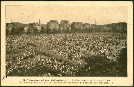 1914-08-02 Mobilmachung Erster Weltkrieg Welfenplatz Hannover (124) Die Volksmenge und das aus der Kaserne marschierende 1. Bataillon des Infanterie-Regiments 74